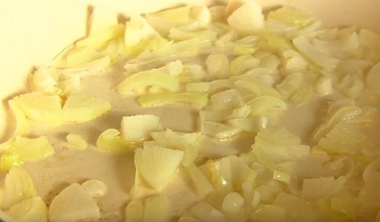 Faites frire l'oignon dans une poêle jusqu'à ce qu'il soit doré.