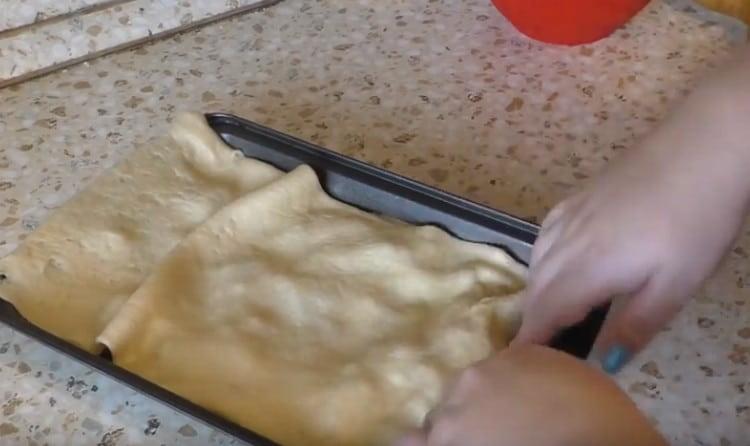 Estirar la segunda pieza de masa y formar la parte superior del pastel.