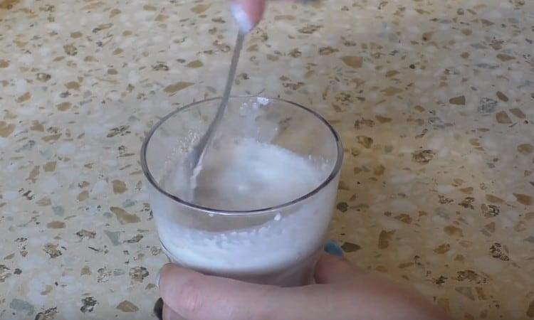Dissoudre la levure dans du lait chaud.