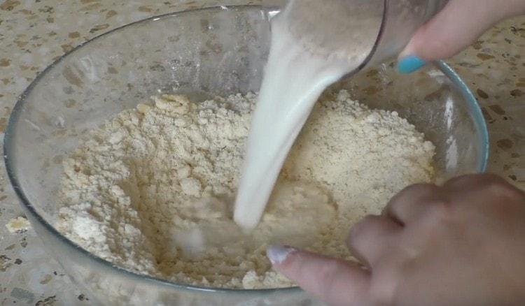 Nous introduisons du lait avec de la levure dans la masse de farine.