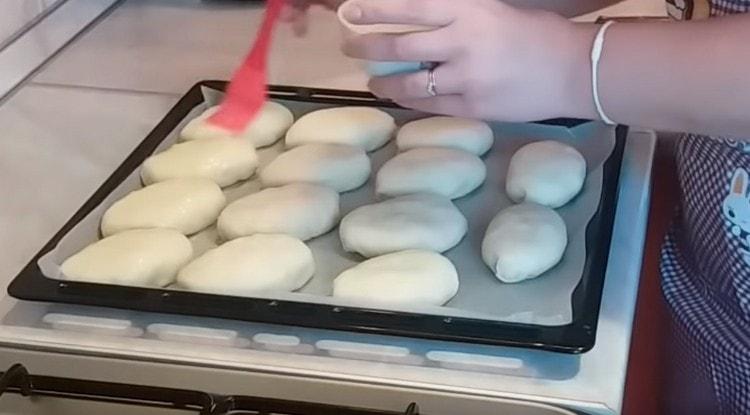 Lubrique las empanadas con un huevo batido y envíe al horno.