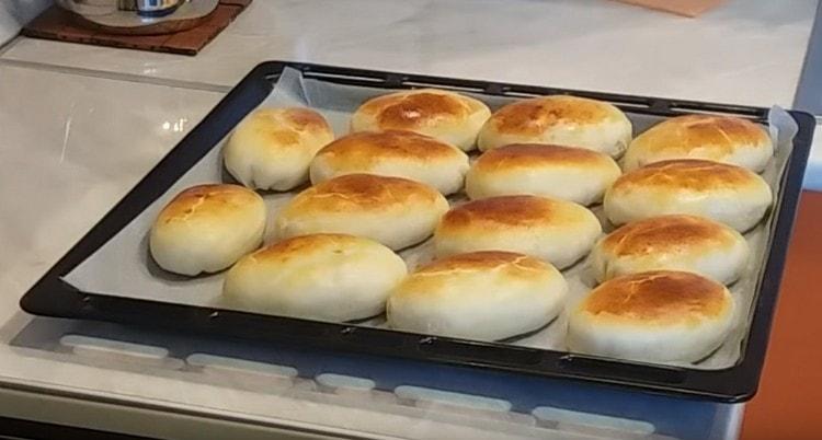 Aquí tenemos pasteles tan rojizos en el horno con repollo y huevo.