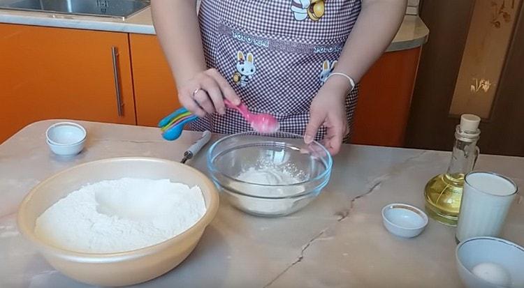 To make the dough, combine the yeast, sugar and a little flour.