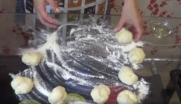 De la pâte nous formons de petites boules.