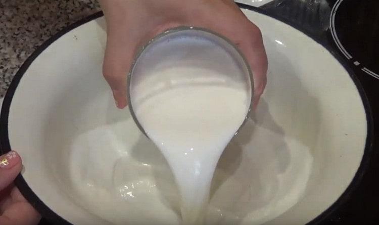 Ulijte mlijeko u zdjelu ili tavu, zagrijte na tjelesnu temperaturu.