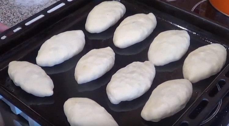 We spread the pies on a baking sheet greased with vegetable oil.