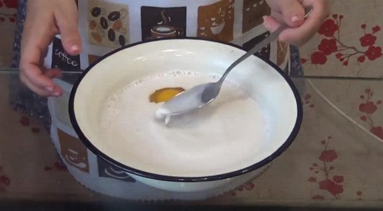 Drive an egg to the mixture of milk and yeast.