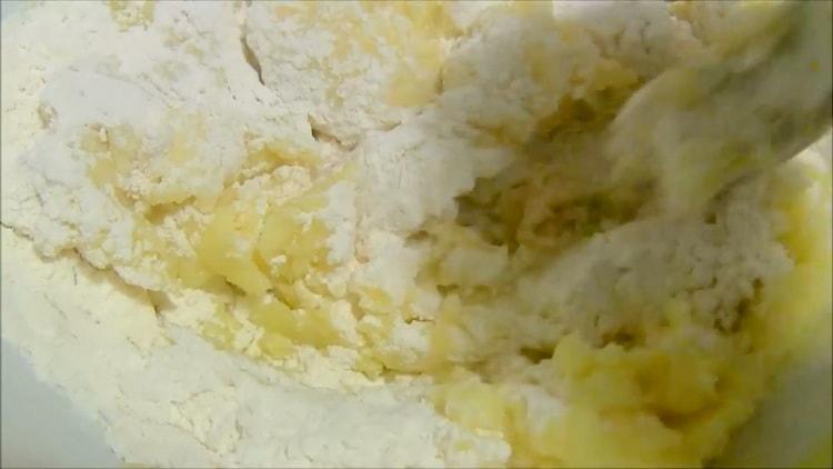 Pour faire des gâteaux de pommes de terre en purée, tamiser la farine