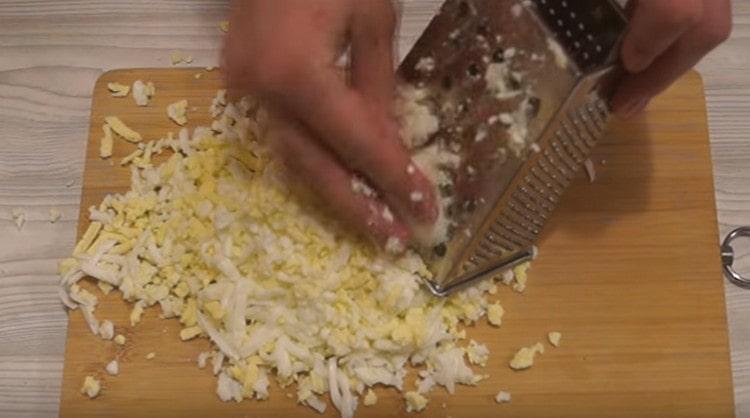 On a grater we rub hard-boiled eggs.