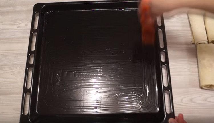 Engrase una bandeja para hornear con aceite vegetal.