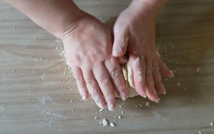 Nous déplaçons la pâte sur la surface de travail et la récupérons en une masse.