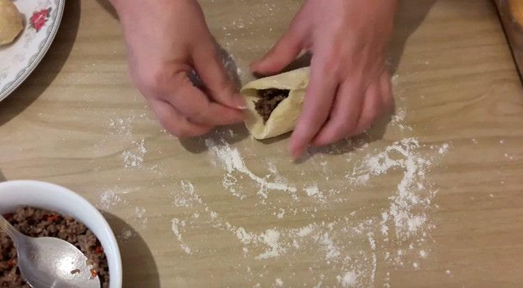 We connect the edges of the dough, forming a pie.