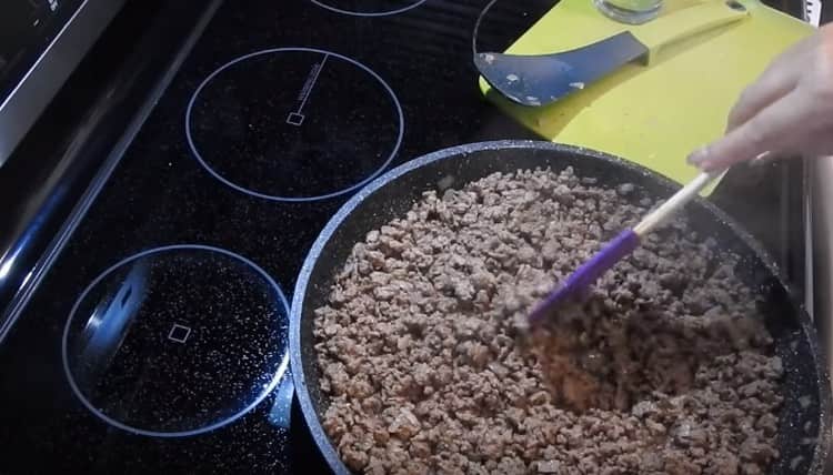 Fry the minced meat until cooked, salt and pepper to taste.