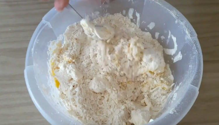 golpee los huevos en esta masa, agregue la crema agria.