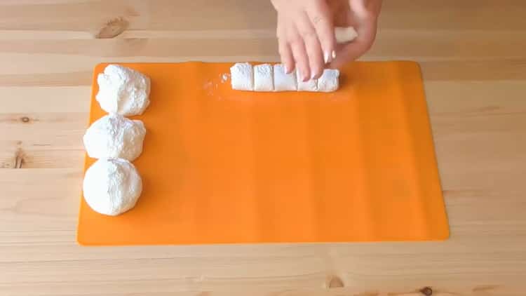איך ללמוד כיצד לבשל עוגות בצק עלים טעימים עם גבינת קוטג '