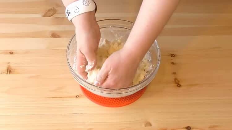 Da biste napravili lisnato tijesto s sirom, pomiješajte sastojke za tijesto.