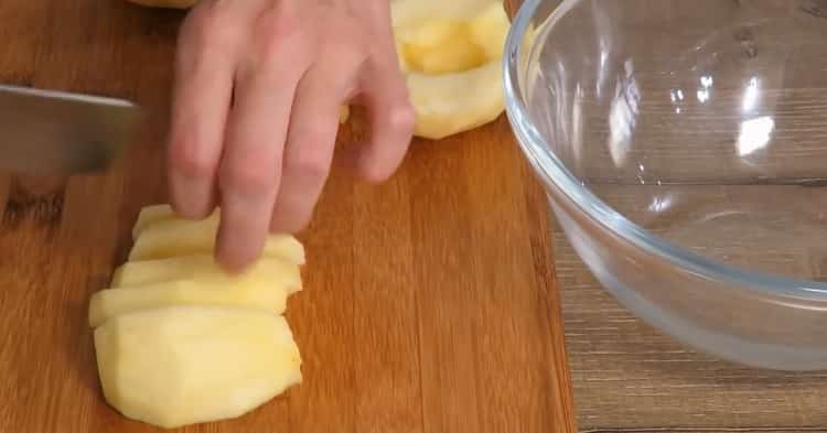 Para hacer pasteles de hojaldre con manzanas, corta una manzana