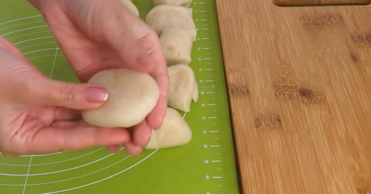 To make puff pastry pies with apples, divide the dough