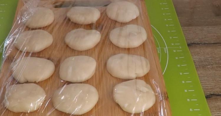 To make puff pastry pies with apples, cover the dough with a bag