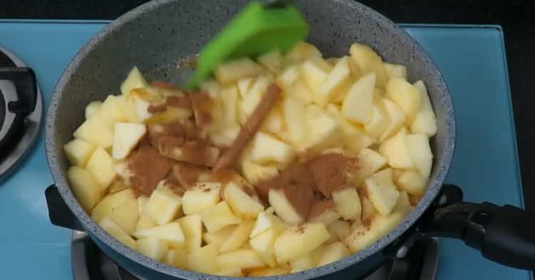 Para hacer pasteles de hojaldre con manzanas, prepare el relleno