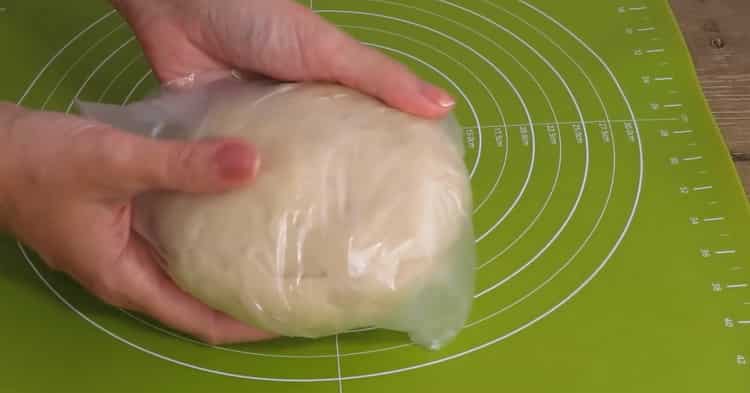 To make puff pastry pies with apples, put the dough in a bag