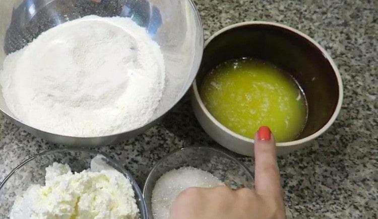 Pre-derretir la mantequilla.