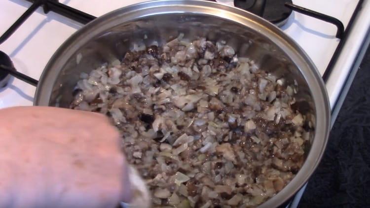 Ajouter les champignons à l'oignon et les faire frire.