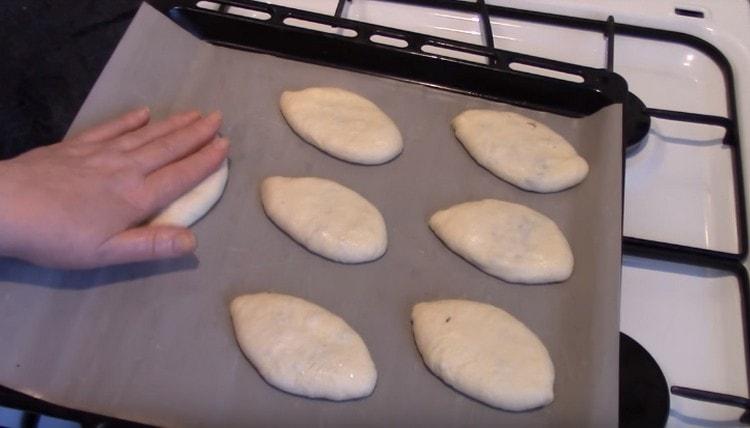 Placez les tartes sur une plaque à pâtisserie recouverte de papier sulfurisé et appuyez doucement avec votre main.