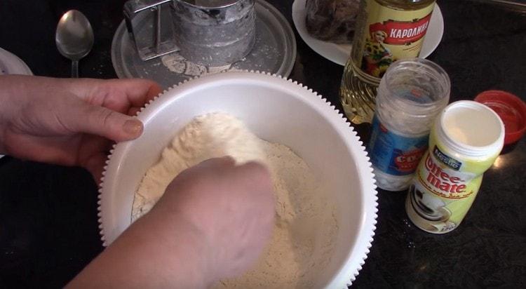 Mélangez bien les ingrédients secs pour faire la pâte.