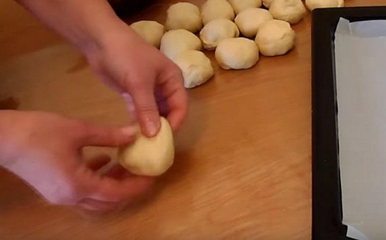 Diviser la pâte en morceaux égaux et former des boules à partir d'eux.
