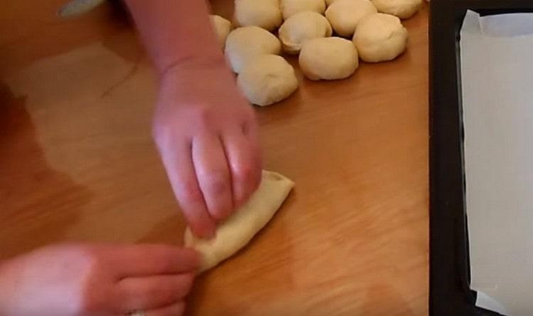 Pincez doucement les bords de la pâte pour former une tarte.