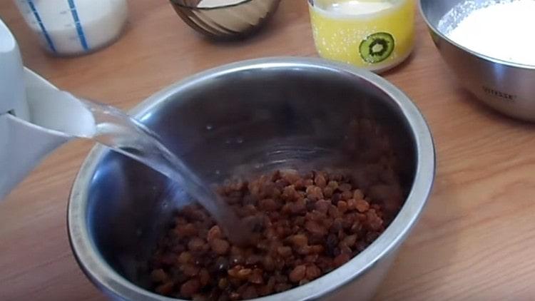 Steamed raisins with boiling water.