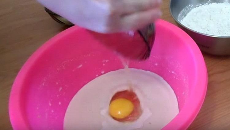 Agrega el huevo a la masa.