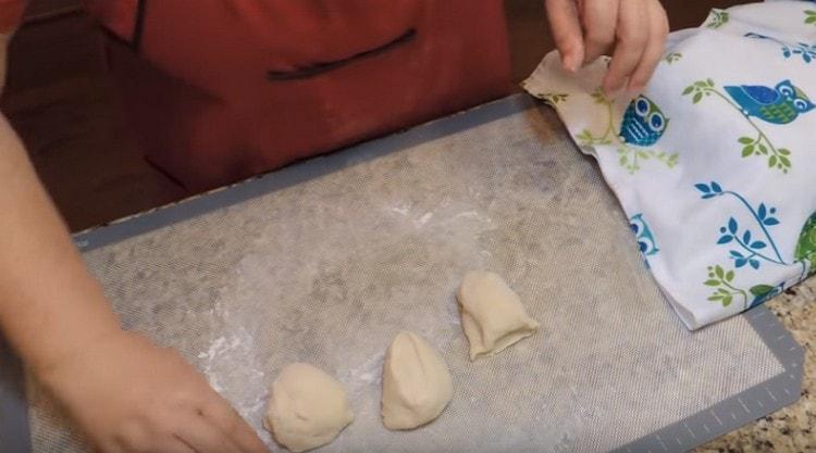 Divide the dough into batch pieces.