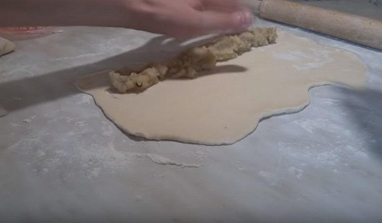 Sur la pâte d'un côté, étalez la garniture de pommes de terre.