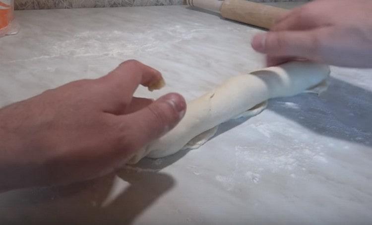 Twist la pâte farcie avec un rouleau.