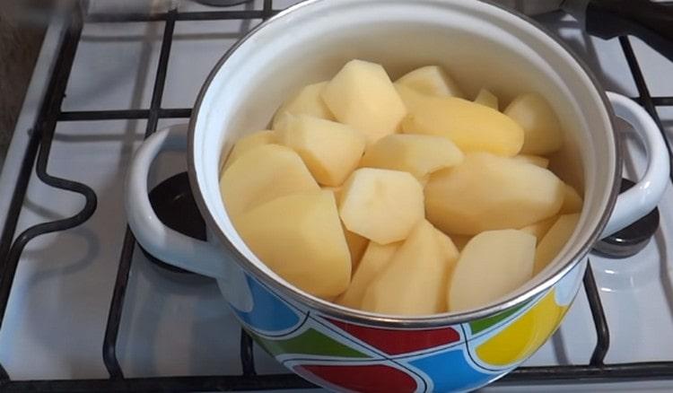 Pelez et faites bouillir les pommes de terre jusqu'à ce qu'elles soient cuites.