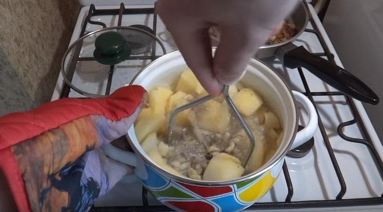 Pétrir la purée de pommes de terre.