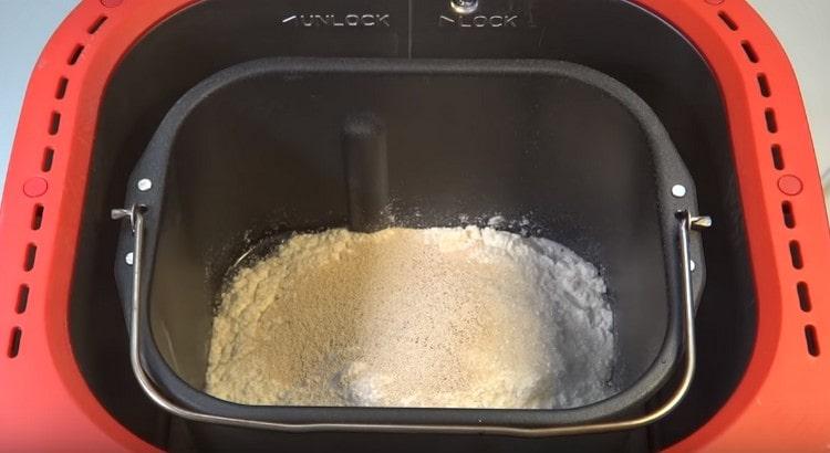 La pâte peut être pétrie dans une machine à pain. Pour cela, nous ajoutons simplement tous les composants nécessaires.