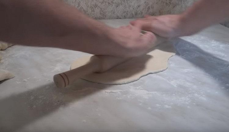 Abaisser la pâte en une fine couche.