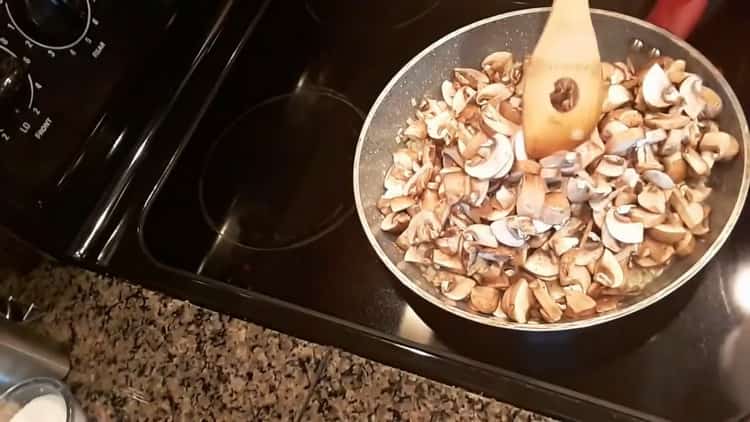 Pour faire des tartes avec des pommes de terre et des champignons, faites-les frire