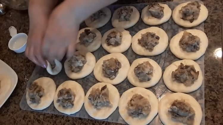 To prepare the pies, put the filling on the dough