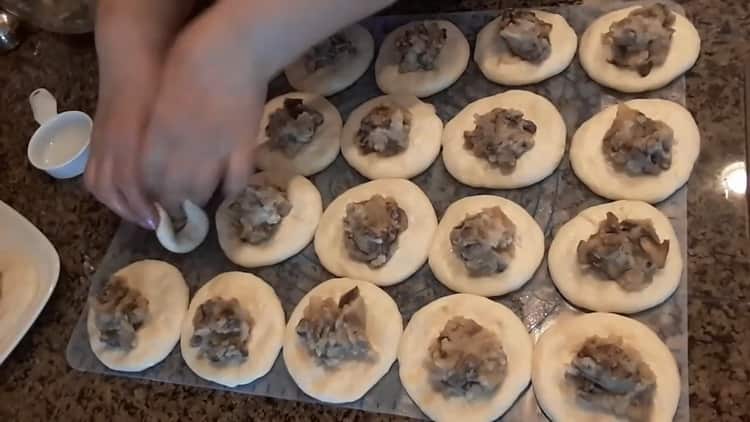 Para preparar los pasteles, ponga el relleno sobre la masa.