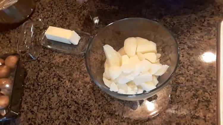 Pour faire des tartes avec des pommes de terre et des champignons, préparez une purée de pommes de terre