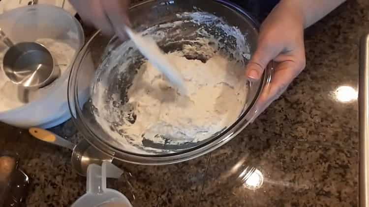 Pour faire des tartes avec des pommes de terre et des champignons, mélangez les ingrédients