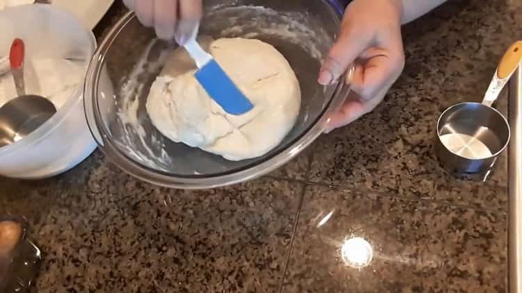 Pour faire des tartes aux pommes de terre et aux champignons, pétrir la pâte