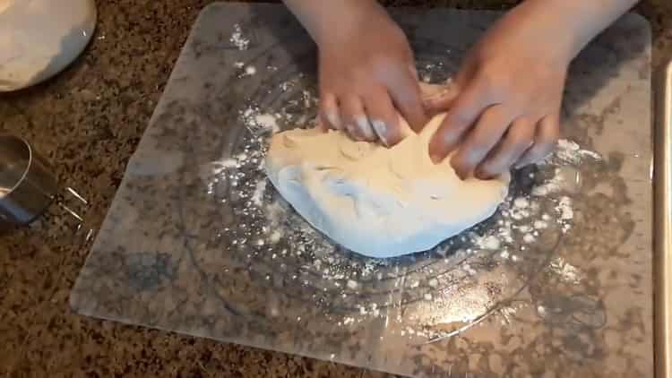 Para hacer pasteles con papas y champiñones, prepare la masa