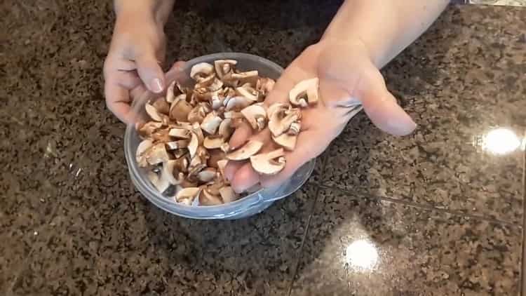 Pour faire des tartes aux pommes de terre et aux champignons, coupez les champignons