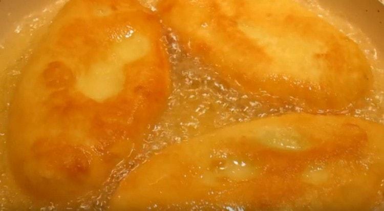 Fry pies in a pan with vegetable oil.