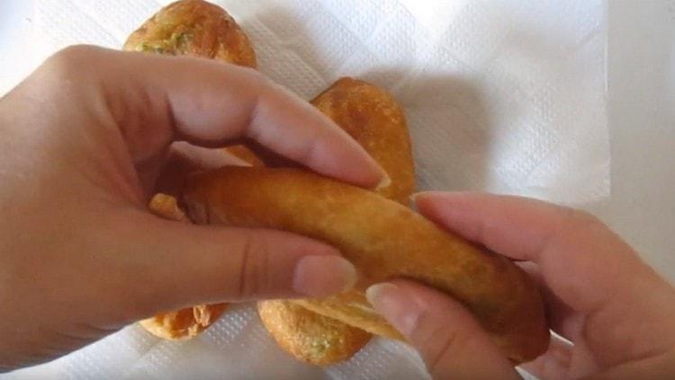 Les tartes au kéfir avec pommes de terre peuvent être d'abord transférées sur du papier absorbant qui absorbe l'excès de graisse.